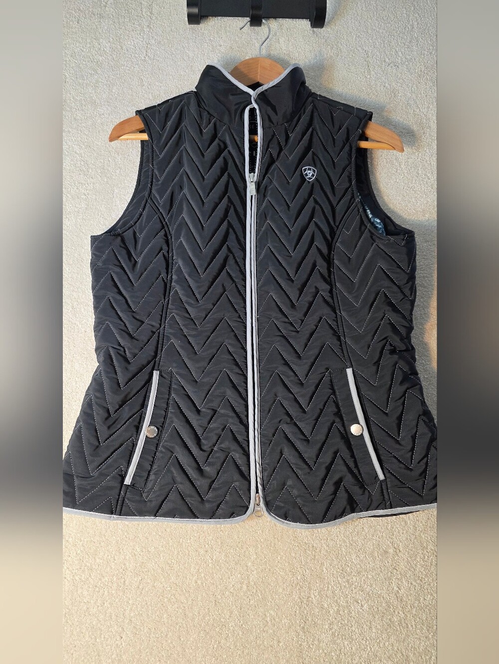 Ariat Ashley Fitted Quilted Insulated Vest Black Barn Chores Equestrian Womens M - Picture 2 of 8